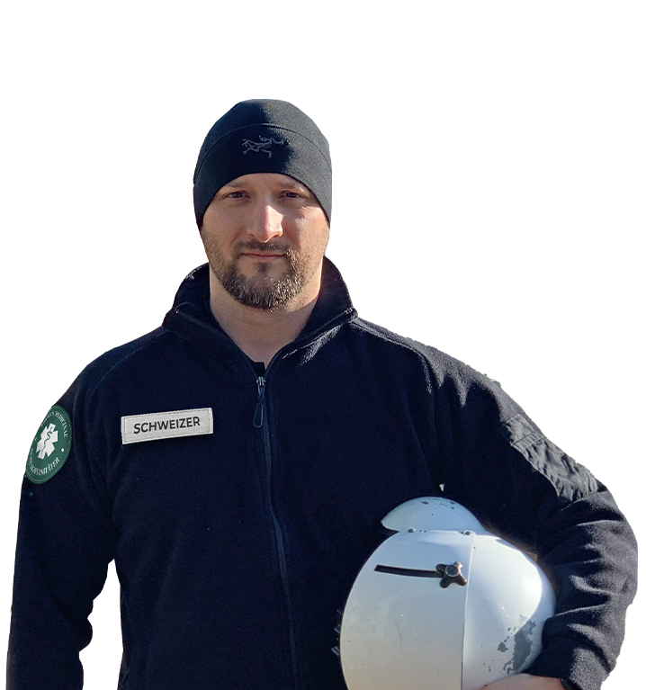 Boris Schweizer mit Fleecepulli, Mütze und Helm unter dem Arm